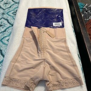 Shapellx AirSlim high waisted body shaper size large booty lifting short